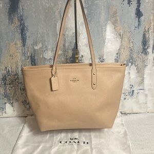 Genuine Coach City Beige Colored Zip Leather Tote in Cross grain leather